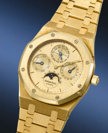 AUDEMARS PIGUET. A RARE AND ATTRACTIVE 18K GOLD AUTOMATIC PERPETUAL CALENDAR WRISTWATCH WITH MOON PHASES AND BRACELET - Foto 2