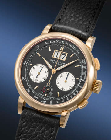 A. LANGE & SOHNE. A RARE AND HIGHLY ATTRACTIVE 18K PINK GOLD FLYBACK CHRONOGRAPH WRISTWATCH WITH OVERSIZED DATE - Foto 2