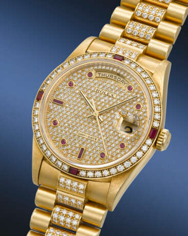 ROLEX. A VERY RARE AND HIGHLY ATTRACTIVE 18K GOLD, DIAMOND AND RUBY-SET AUTOMATIC WRISTWATCH WITH SWEEP CENTRE SECONDS, DAY, DATE AND BRACELET - Foto 2