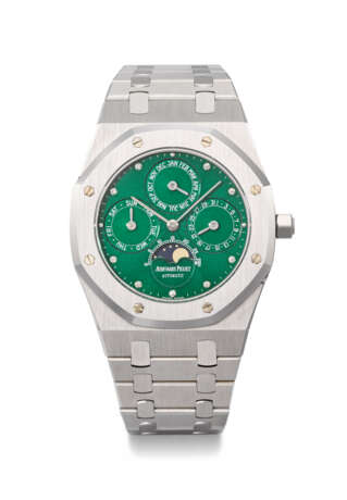 AUDEMARS PIGUET. A POSSIBLY UNIQUE AND HIGHLY ATTRACTIVE STAINLESS STEEL AUTOMATIC PERPETUAL CALENDAR WRISTWATCH WITH MOON PHASES, EMERALD GREEN DIAL AND BRACELET - Foto 1