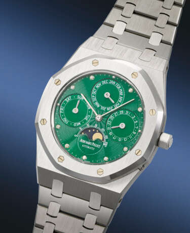 AUDEMARS PIGUET. A POSSIBLY UNIQUE AND HIGHLY ATTRACTIVE STAINLESS STEEL AUTOMATIC PERPETUAL CALENDAR WRISTWATCH WITH MOON PHASES, EMERALD GREEN DIAL AND BRACELET - photo 2