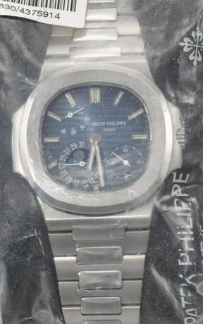 PATEK PHILIPPE. A VERY RARE STAINLESS STEEL AUTOMATIC WRISTWATCH WITH DATE, MOON PHASES, POWER RESERVE AND BRACELET - Foto 1
