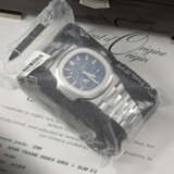 PATEK PHILIPPE. A VERY RARE STAINLESS STEEL AUTOMATIC WRISTWATCH WITH DATE, MOON PHASES, POWER RESERVE AND BRACELET - Foto 3