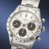 ROLEX. A VERY RARE AND HIGHLY ATTRACTIVE STAINLESS STEEL CHRONOGRAPH WRISTWATCH WITH TROPICAL REGISTERS AND BRACELET - Foto 2