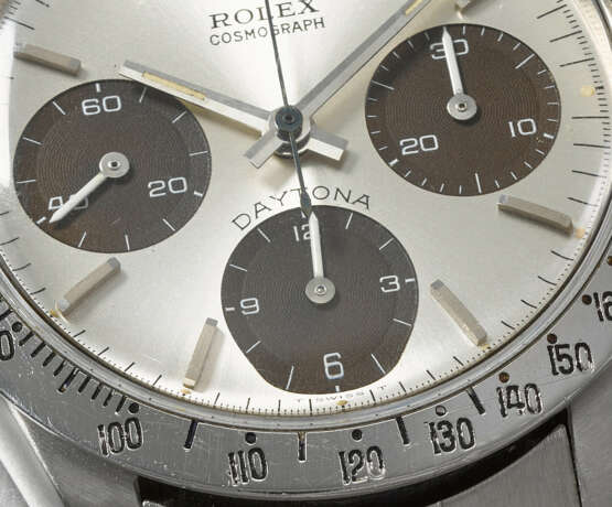 ROLEX. A VERY RARE AND HIGHLY ATTRACTIVE STAINLESS STEEL CHRONOGRAPH WRISTWATCH WITH TROPICAL REGISTERS AND BRACELET - Foto 3