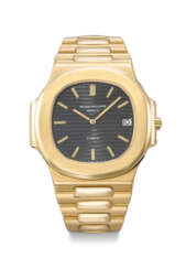 PATEK PHILIPPE. AN EXTREMELY RARE AND ATTRACTIVE 18K GOLD AUTOMATIC WRISTWATCH WITH DATE AND BRACELET