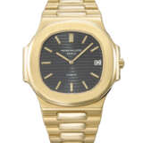 PATEK PHILIPPE. AN EXTREMELY RARE AND ATTRACTIVE 18K GOLD AUTOMATIC WRISTWATCH WITH DATE AND BRACELET - Foto 1