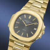 PATEK PHILIPPE. AN EXTREMELY RARE AND ATTRACTIVE 18K GOLD AUTOMATIC WRISTWATCH WITH DATE AND BRACELET - Foto 2