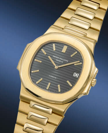 PATEK PHILIPPE. AN EXTREMELY RARE AND ATTRACTIVE 18K GOLD AUTOMATIC WRISTWATCH WITH DATE AND BRACELET - Foto 2