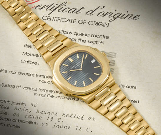 PATEK PHILIPPE. AN EXTREMELY RARE AND ATTRACTIVE 18K GOLD AUTOMATIC WRISTWATCH WITH DATE AND BRACELET - Foto 3