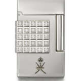 DUPONT. A RARE AND ATTRACTIVE PLATINUM DIAMOND-SET LIMITED EDITION LIGHTER, MADE FOR THE SULTANATE OF OMAN - Foto 1