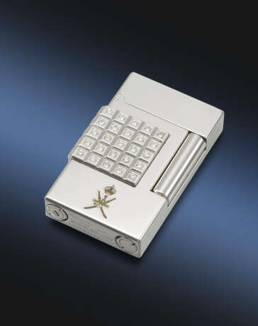 DUPONT. A RARE AND ATTRACTIVE PLATINUM DIAMOND-SET LIMITED EDITION LIGHTER, MADE FOR THE SULTANATE OF OMAN - фото 2