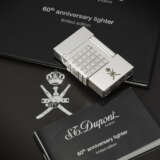 DUPONT. A RARE AND ATTRACTIVE PLATINUM DIAMOND-SET LIMITED EDITION LIGHTER, MADE FOR THE SULTANATE OF OMAN - Foto 3