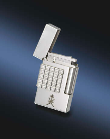 DUPONT. A RARE AND ATTRACTIVE PLATINUM DIAMOND-SET LIMITED EDITION LIGHTER, MADE FOR THE SULTANATE OF OMAN - Foto 4