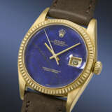 ROLEX. A RARE AND ATTRACTIVE 18K GOLD AUTOMATIC WRISTWATCH WITH SWEEP CENTRE SECONDS, DATE AND LAPIS LAZULI DIAL - Foto 2