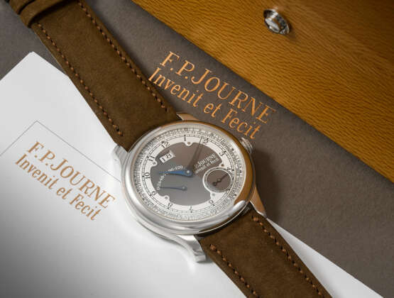 F.P. JOURNE. AN EXTREMELY RARE PLATINUM LIMITED EDITION AUTOMATIC WRISTWATCH WITH DATE, MONTH, ZODIAC INDICATIONS, POWER RESERVE AND RUTHENIUM-PLATED BRASS MOVEMENT - Foto 3