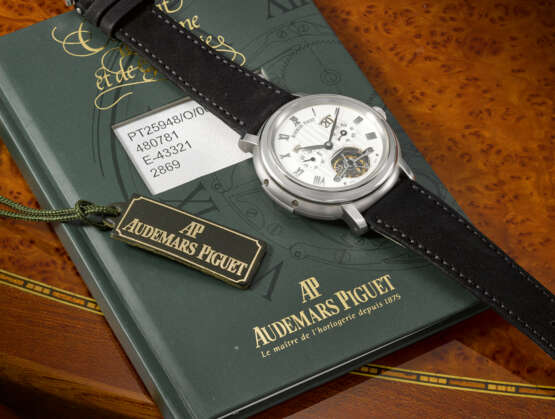 AUDEMARS PIGUET. A VERY RARE AND IMPRESSIVE PLATINUM LIMITED EDITION MINUTE REPEATING PERPETUAL CALENDAR TOURBILLON WRISTWATCH WITH LEAP YEAR INDICATION - photo 3
