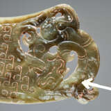 A VERY RARE GREEN CRESCENT SHAPED XI 觿 OR “KNOT-OPENER” WITH A COILED DRAGON AND A PATTERN OF ENGRAVED LINKED SCROLLS - Foto 3