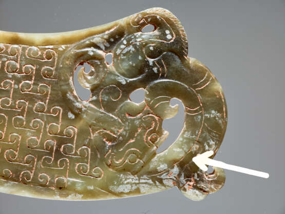 A VERY RARE GREEN CRESCENT SHAPED XI 觿 OR “KNOT-OPENER” WITH A COILED DRAGON AND A PATTERN OF ENGRAVED LINKED SCROLLS - фото 3