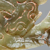 A VERY RARE GREEN CRESCENT SHAPED XI 觿 OR “KNOT-OPENER” WITH A COILED DRAGON AND A PATTERN OF ENGRAVED LINKED SCROLLS - фото 4
