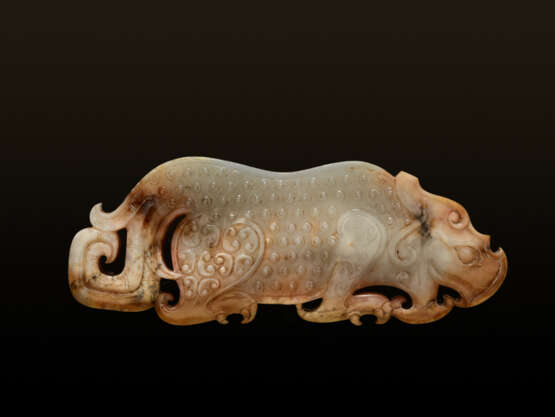 AN EXQUISITE PLAQUE IN WHITE TRANSLUCENT JADE FINELY CARVED IN THE SHAPE OF A CROUCHING TIGER - Foto 2
