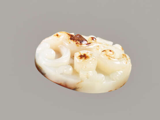 A LOVELY SCULPTURAL SWORD POMMEL IN WHITE JADE WITH A CARVED DRAGON - photo 3