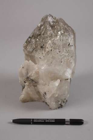 Großer Bergkristall mit Turmalin-Nadeln - фото 2