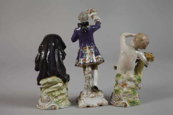 Drei Rokokofiguren auf Rocaillesockeln - Foto 2