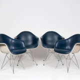 Satz von 4 frühen Fiberglas-Sesseln 'DAR-1'. Charles & Ray Eames - photo 1