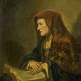 Alte Frau mit rotem Kopftuch - Foto 1