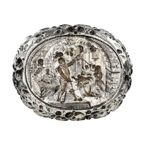 Серебряное, декоративное блюдо со сценой рыцарского суда. 19 век. - фото 3