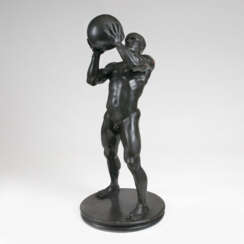Bronze-Skulptur 'Kugelstemmender Athlet'. Franz von Stuck