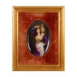 Фарфоровый пласт 19 века «Девушка с кувшином». - фото 1