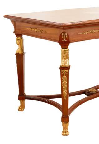 Стол в стиле ампир, облицованный шпон ценных пород дерева с позолоченной бронзой.  - фото 5