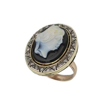 Золотое кольцо овальной формы с камеей и бриллиантами. Латвия 1920-1930 гг. - фото 1