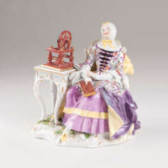 Seltene Porzellanfigur 'Hausfrau mit Spinnrad'. Johann Joachim Kaendler 