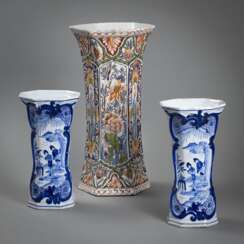 Paar Vasen und große Trichtervase