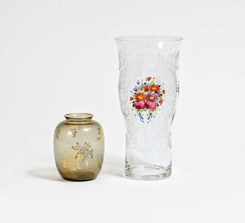 Vase mit Schliffdekor und Blumenmalerei - Foto 1