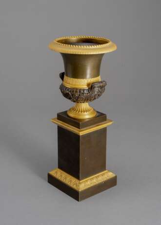 Klassizistische Bronze-Vase in Urnenform - photo 2