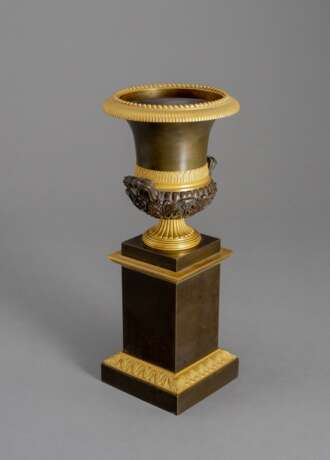 Klassizistische Bronze-Vase in Urnenform - photo 3