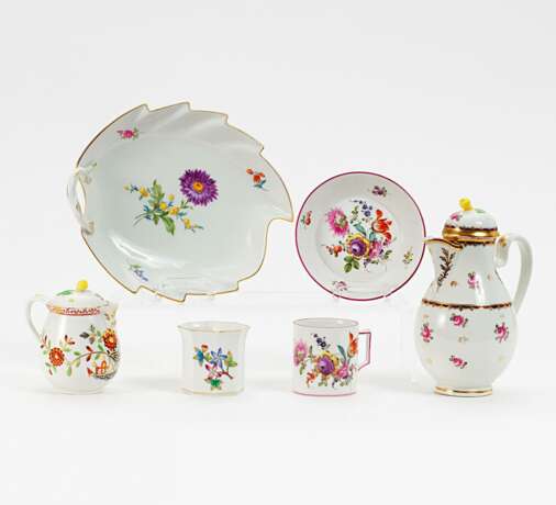 3 kleine Vasen, 2 Kannen, 4 Teller, Schälchen, Blattschale, Entenpaar, Tasse mit Untertasse - photo 1