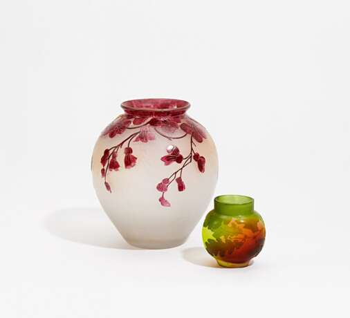 Vase mit Kirschblütenzweigen - Foto 1