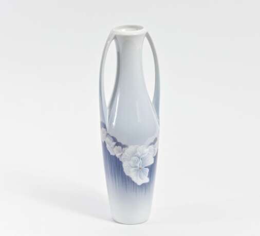 Vase mit Blumendekor und seitlichen Handhaben - photo 1