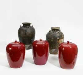Drei Deckeltöpfe und zwei Martaban-Vasen