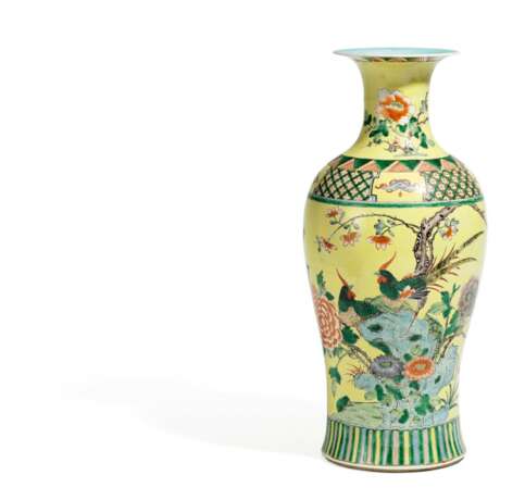 Vase mit Fasanenpaar in blühenden Päonien - photo 1