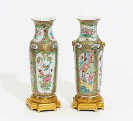 Paar Vasen mit Palast-Szenen und Blumen
