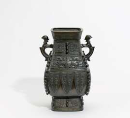 Große archaisierende Vase mit taotie-Masken