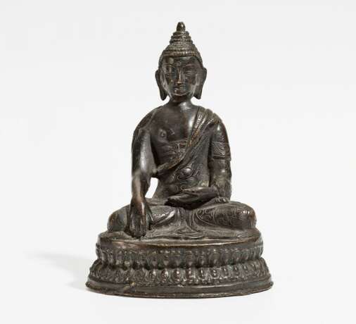 Buddha mit gravierten Mustern auf dem kasaya-Gewand - Foto 1