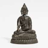 Buddha mit gravierten Mustern auf dem kasaya-Gewand - Foto 1
