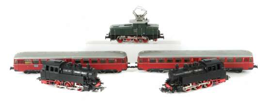 3 Loks + Triebwagen Märklin, Spur H0, 2 x Dampflok… - photo 1
